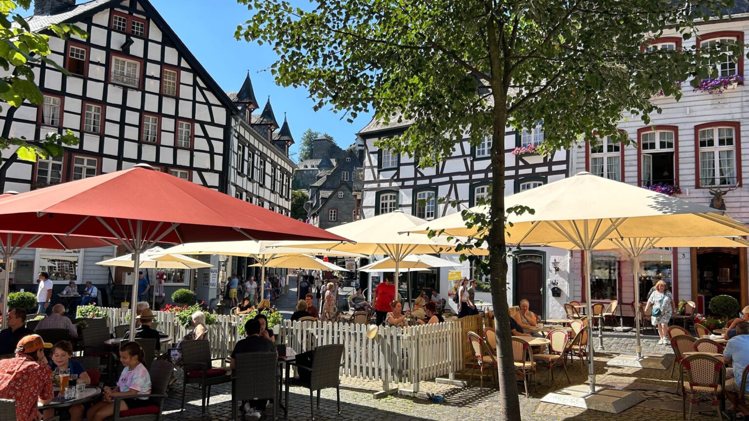 Sonnenschirme in der Gastronomie. Terrasse 4x4m