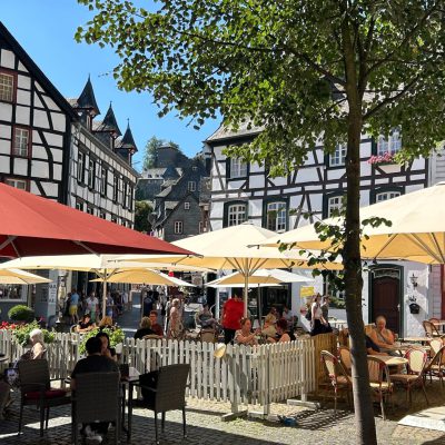 Sonnenschirme in der Gastronomie. Terrasse 4x4m